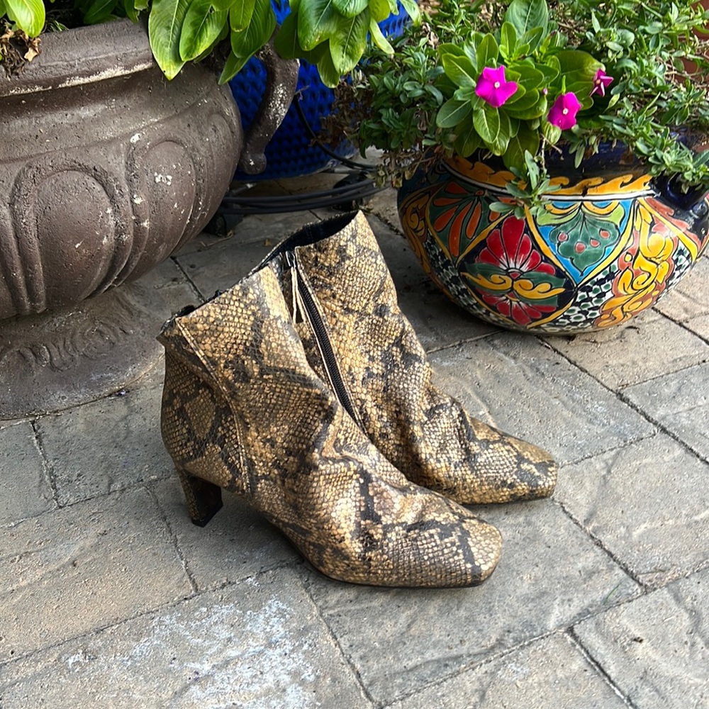 FREE PEOPLE Cybill Snake print ankle boots 39